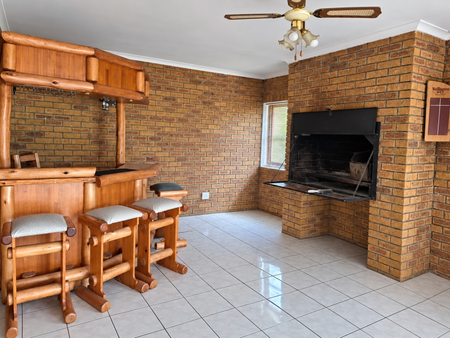 To Let 4 Bedroom Property for Rent in Rouxville Western Cape